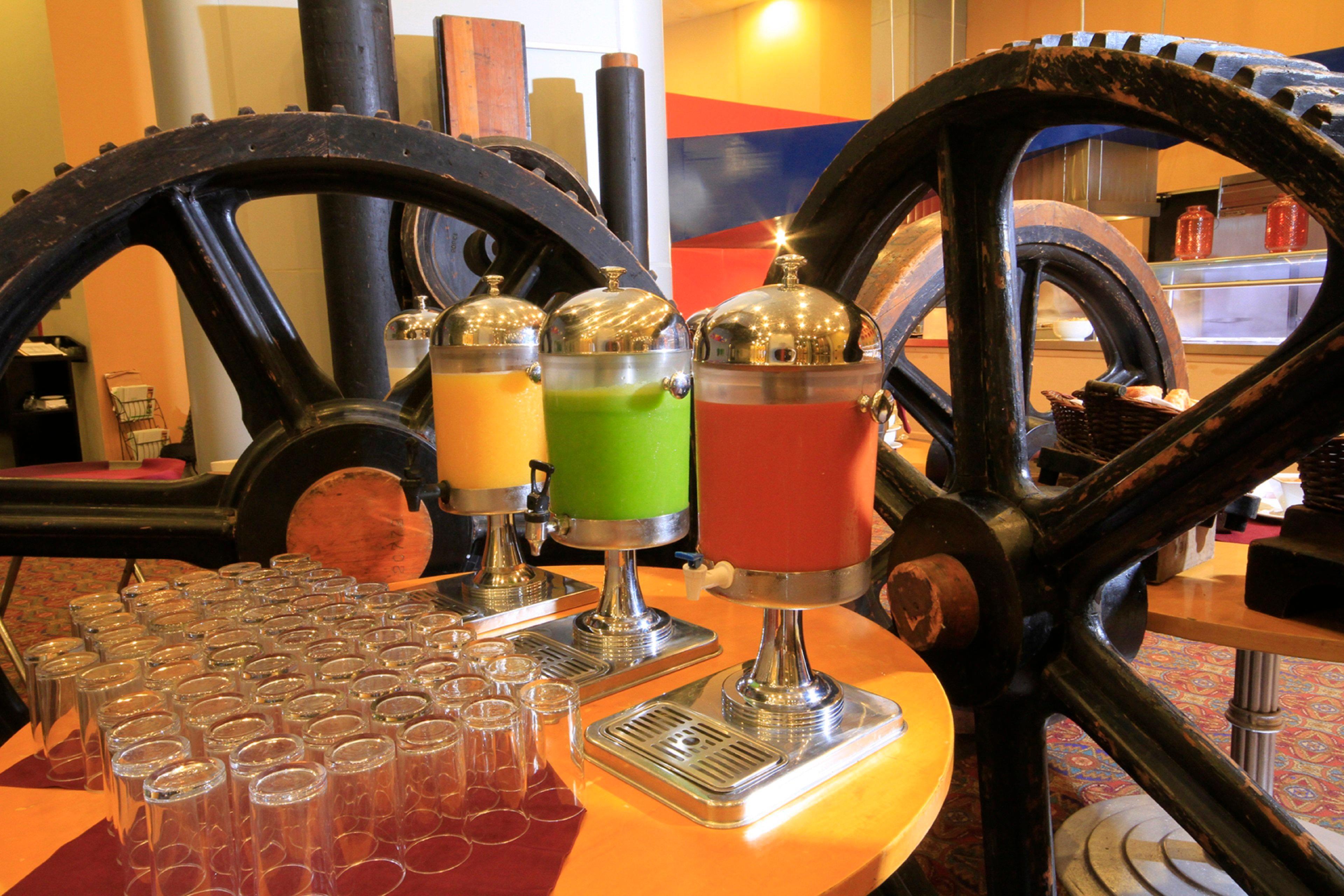 Holiday Inn Monterrey-Parque Fundidora By Ihg Exterior photo Juice dispensers