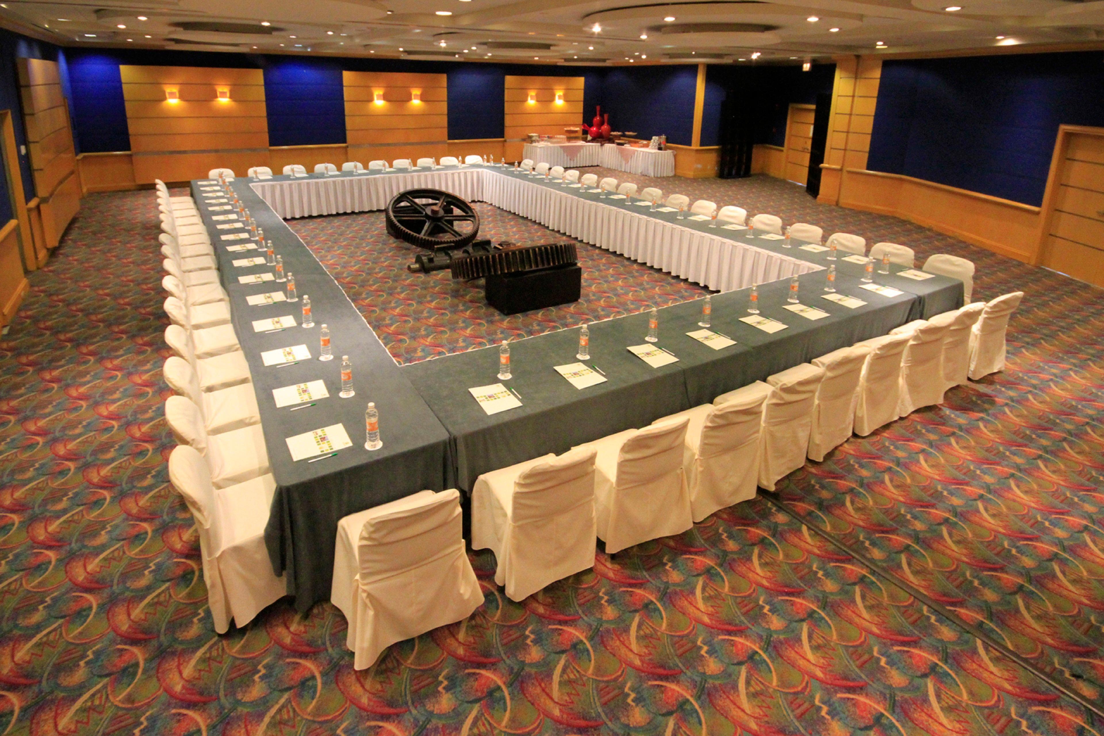 Holiday Inn Monterrey-Parque Fundidora By Ihg Exterior photo The U-shaped table at the 2008 World Economic Forum